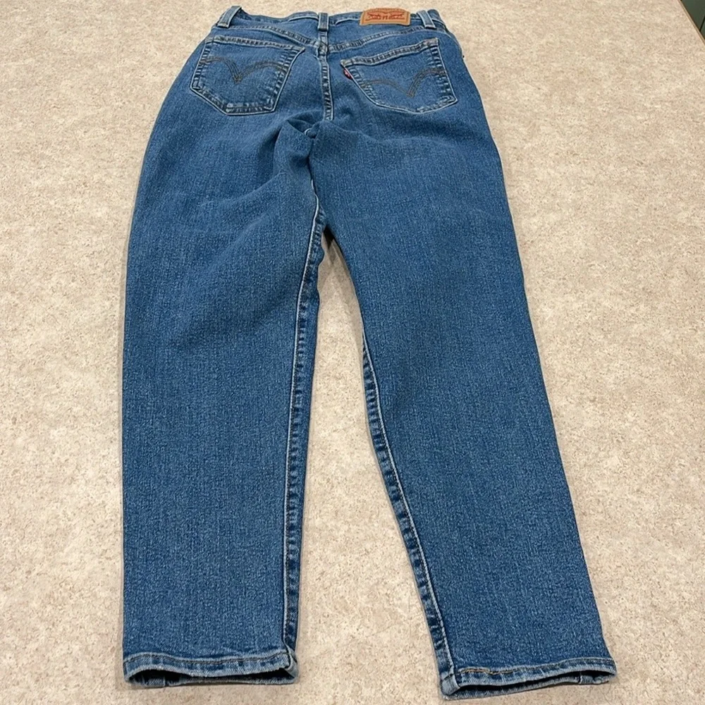 WOMENS LEVI’S HIGH WAISTED MOM JEAN IN A MEDIUM BLUE WASH DENIM 80’s VIBE… - Picture 7 of 11